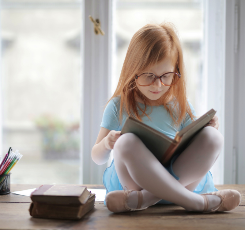 Imagen que representa una niña leyendo un libro trabajando la Logopedia Escolar en Clínica Vitalia en Lebrija